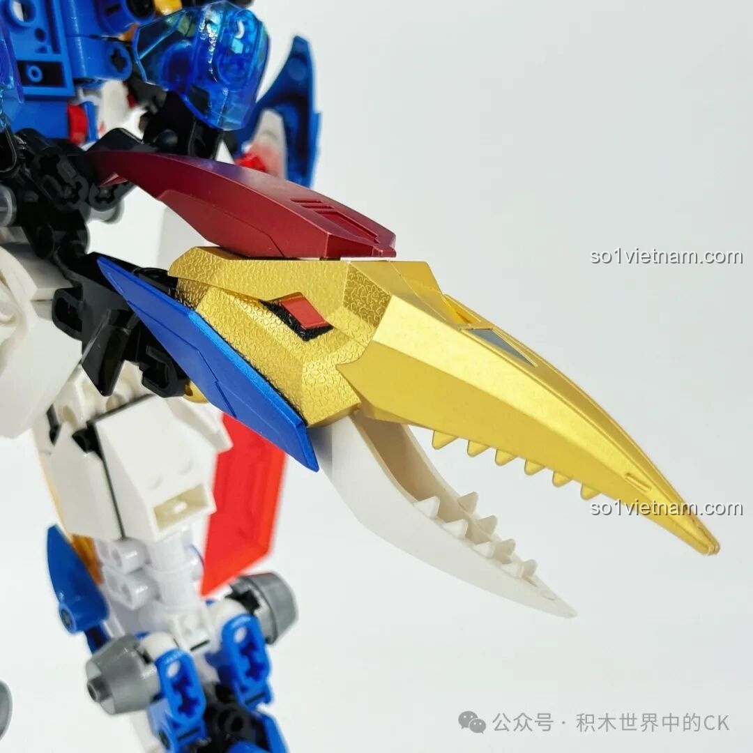 Robot F5 Cơ Giáp Biến Hình Pterosaur F5-A0009 ở dạng Cơ Giáp, tạo dáng mạnh mẽ.