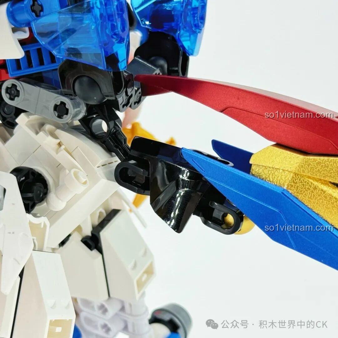 Robot F5 Cơ Giáp Biến Hình Pterosaur F5-A0009 ở dạng Cơ Giáp, tạo dáng phòng thủ.