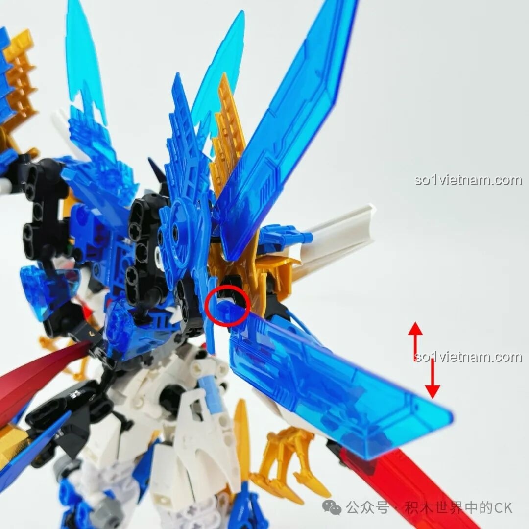 Robot F5 Cơ Giáp Biến Hình Pterosaur F5-A0009 ở dạng Cơ Giáp, tạo dáng chiến đấu.