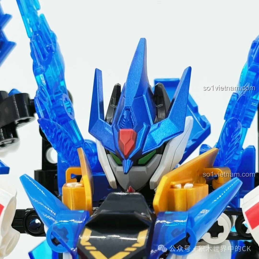 Robot F5 Cơ Giáp Biến Hình Pterosaur F5-A0009 ở dạng Cơ Giáp, cầm kiếm năng lượng.