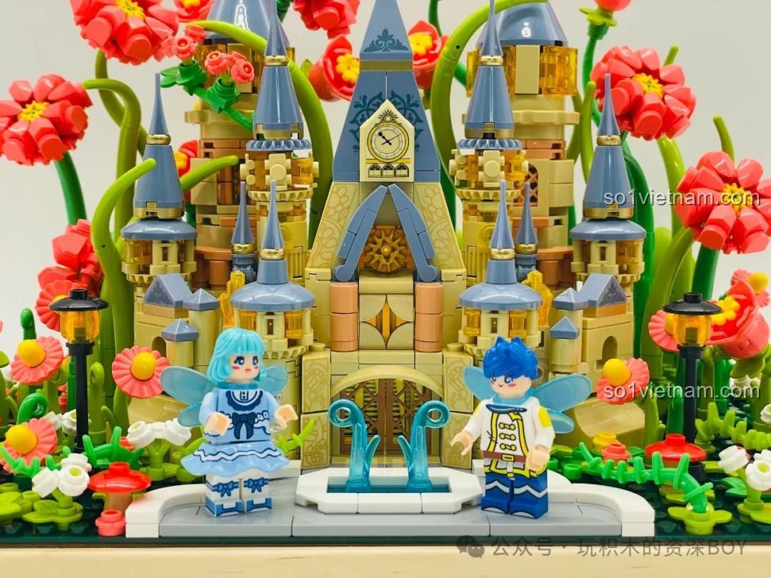 Mô hình Lâu Đài Hoa Rừng Femibox S2238 hoàn chỉnh cùng hộp sản phẩm, thể hiện sự trọn vẹn của bộ đồ chơi.