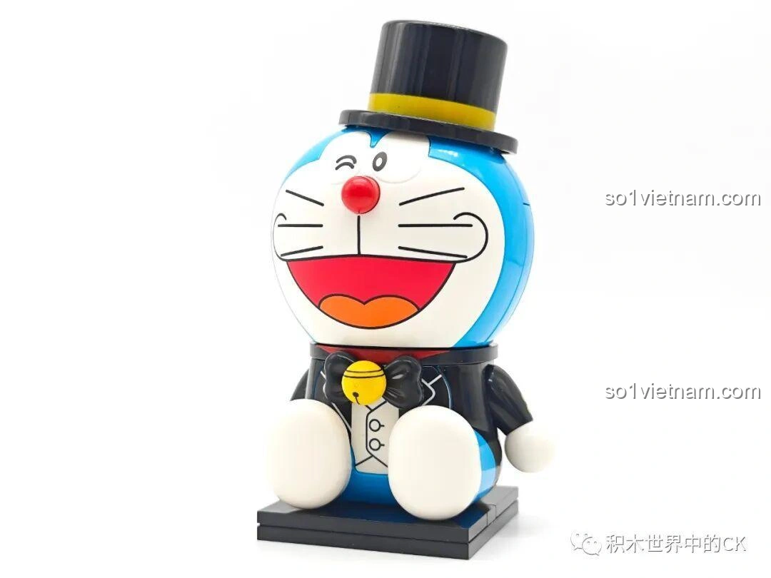 Mô hình Doraemon Phong Cách Anh Quốc K20416 đã hoàn thành, đội mũ phớt và mặc vest đen, ngồi trên đế, một figure Keeppley 20416 lịch lãm.