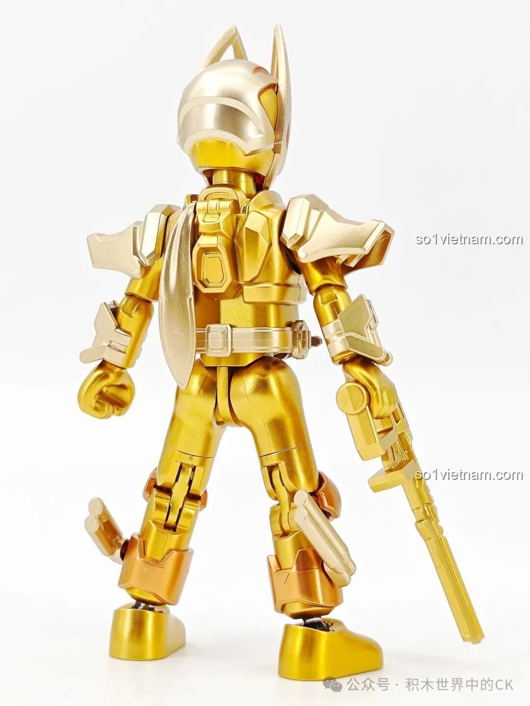 Mặt sau của figure Kamen Rider Geats phiên bản vàng, với các chi tiết giáp và khăn choàng được tái hiện đầy đủ.