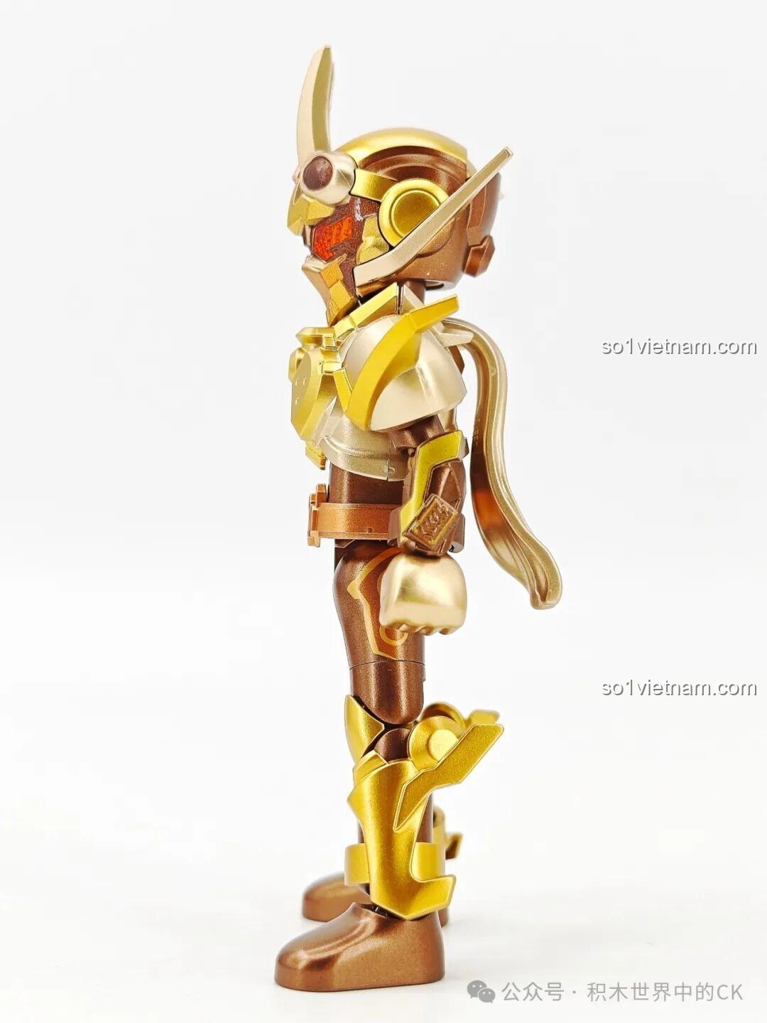 Góc nhìn nghiêng của figure Kamen Rider Gotchard phiên bản vàng, khoe chi tiết áo choàng và giáp vai, một Kamen Rider Gotchard BLOKEES giá tốt.