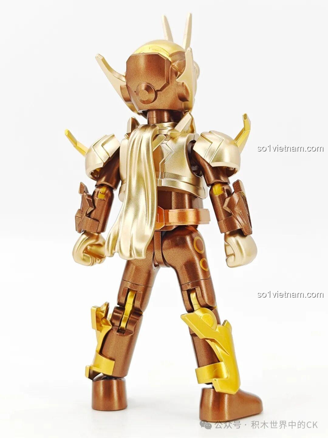 Mặt sau của figure Kamen Rider Gotchard phiên bản vàng, cho thấy thiết kế liền mạch và các khớp nối được giấu khéo léo.