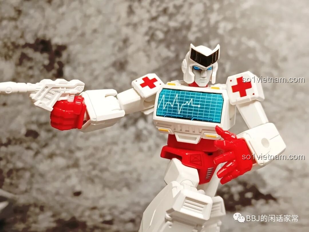 Mô hình Ratchet BLOKEES 71100 trong tư thế hành động, tay cầm súng laser, cho thấy khả năng tạo dáng linh hoạt nhờ hệ thống khớp nối tốt.