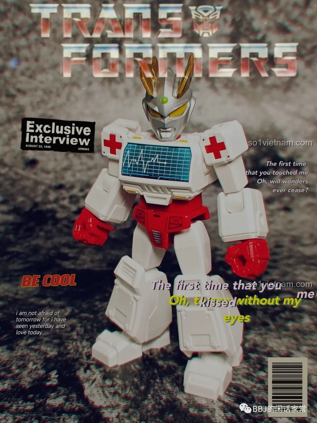 Một hình ảnh vui nhộn khi figure Ratchet BLOKEES 71100 được lắp thêm phần đầu của một nhân vật khác, trông giống như đang cosplay Ultraman.