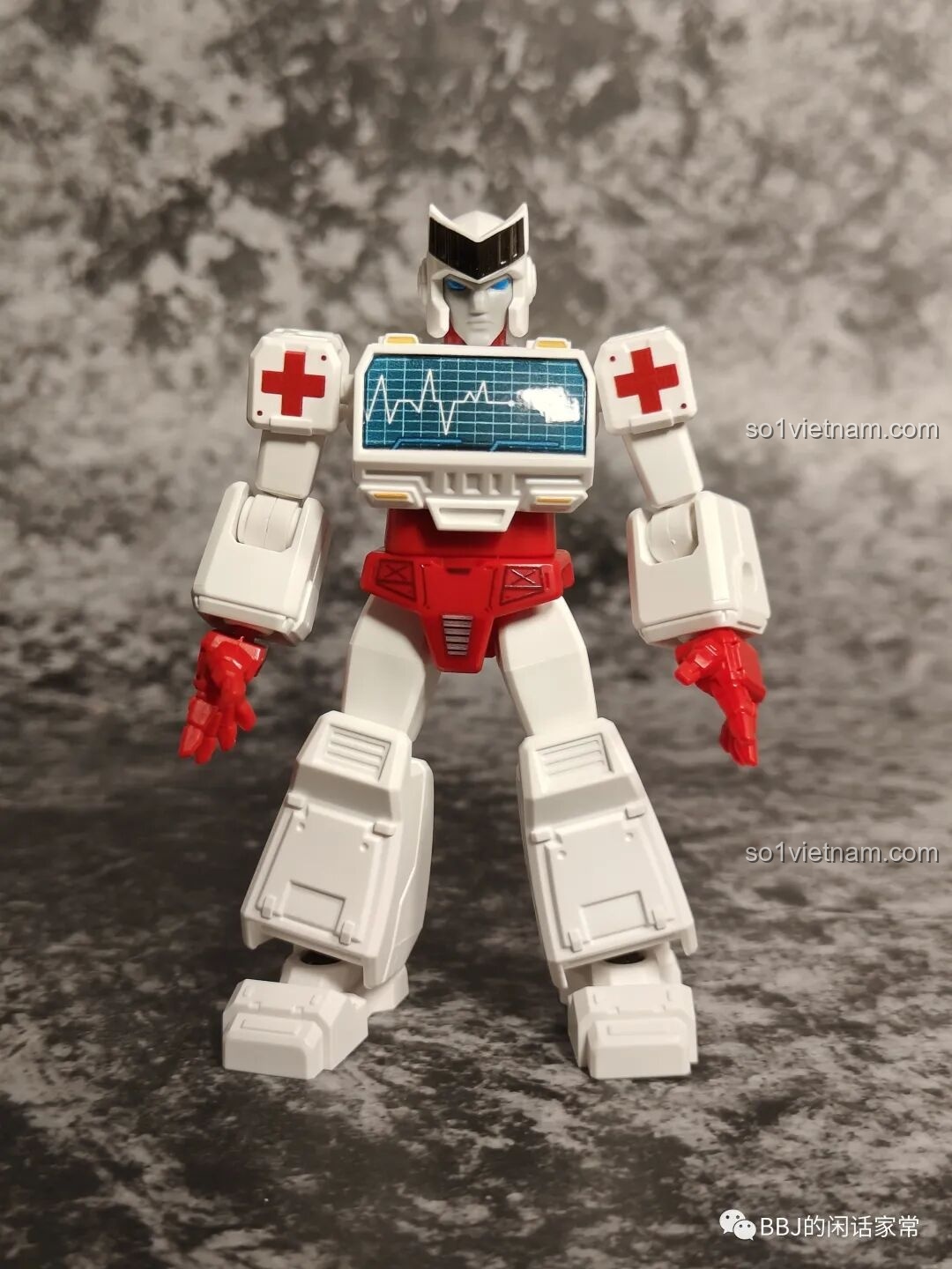 Figure Ratchet sau khi lắp ráp hoàn chỉnh từ bộ BLOKEES 71100, đứng vững chãi với màu sắc trắng đỏ đặc trưng và các chi tiết sắc nét.