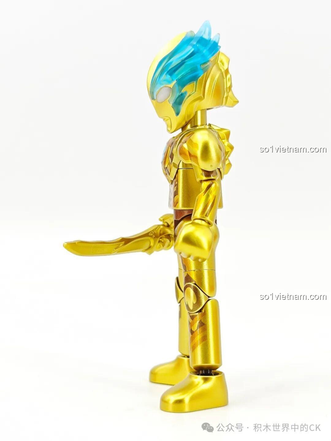 Góc nhìn nghiêng của figure Ultraman Blazar phiên bản vàng, khoe được các chi tiết trên thân và khớp nối tay chân.