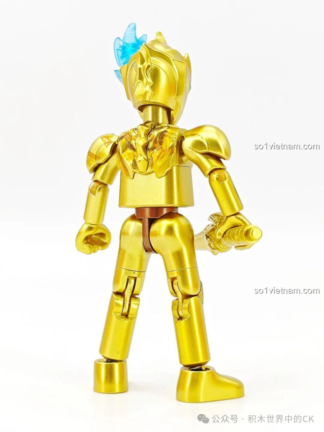 Mặt sau của figure Ultraman Blazar phiên bản vàng, cho thấy thiết kế giáp lưng và hệ thống khớp nối linh hoạt.