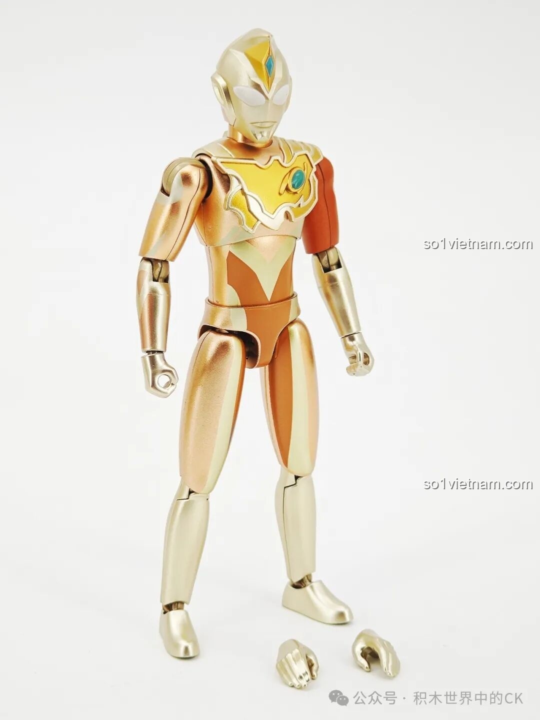 Figure Ultraman Decker Strong Type phiên bản vàng đặc biệt sau khi lắp ráp, vai to và mạnh mẽ.