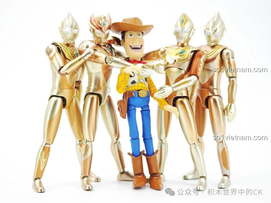 Các figure Ultraman Keeppley chụp ảnh cùng nhân vật Woody từ Toy Story, so sánh kích thước và sự tương tác.