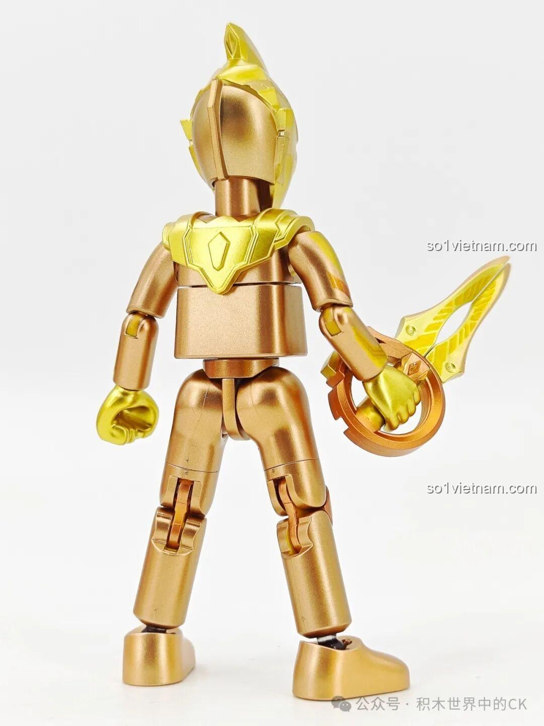 Mặt sau của figure Ultraman Trigger phiên bản vàng, thiết kế đơn giản nhưng vẫn mạnh mẽ, khớp nối chắc chắn.