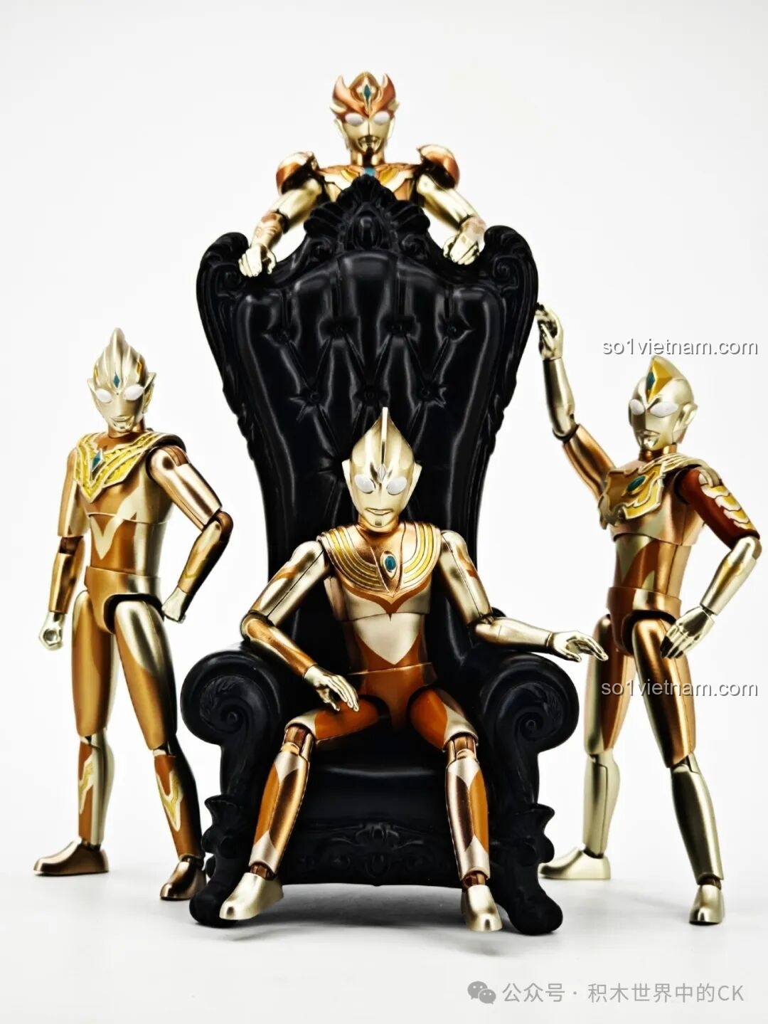 Figure Glitter Tiga vàng ngồi trên ngai vàng quyền lực, xung quanh là 3 Ultraman khác từ bộ Keeppley 75241.