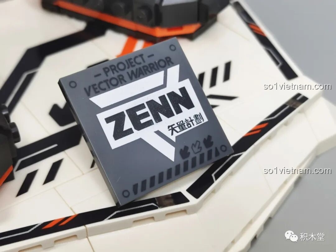 Chiến Binh Cơ Khí ZENN W9006 FUNIFY cầm kiếm đôi bằng hai tay, thể hiện tư thế chiến đấu mạnh mẽ và khả năng giữ vũ khí chắc chắn, tăng tính chân thực.