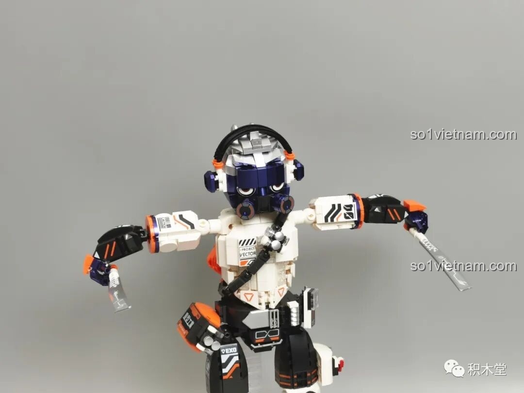 Chiến Binh Cơ Khí ZENN W9006 FUNIFY cầm một thanh kiếm, thể hiện sự linh hoạt trong việc sử dụng vũ khí và khả năng tạo dáng đa dạng, tăng tính tương tác.