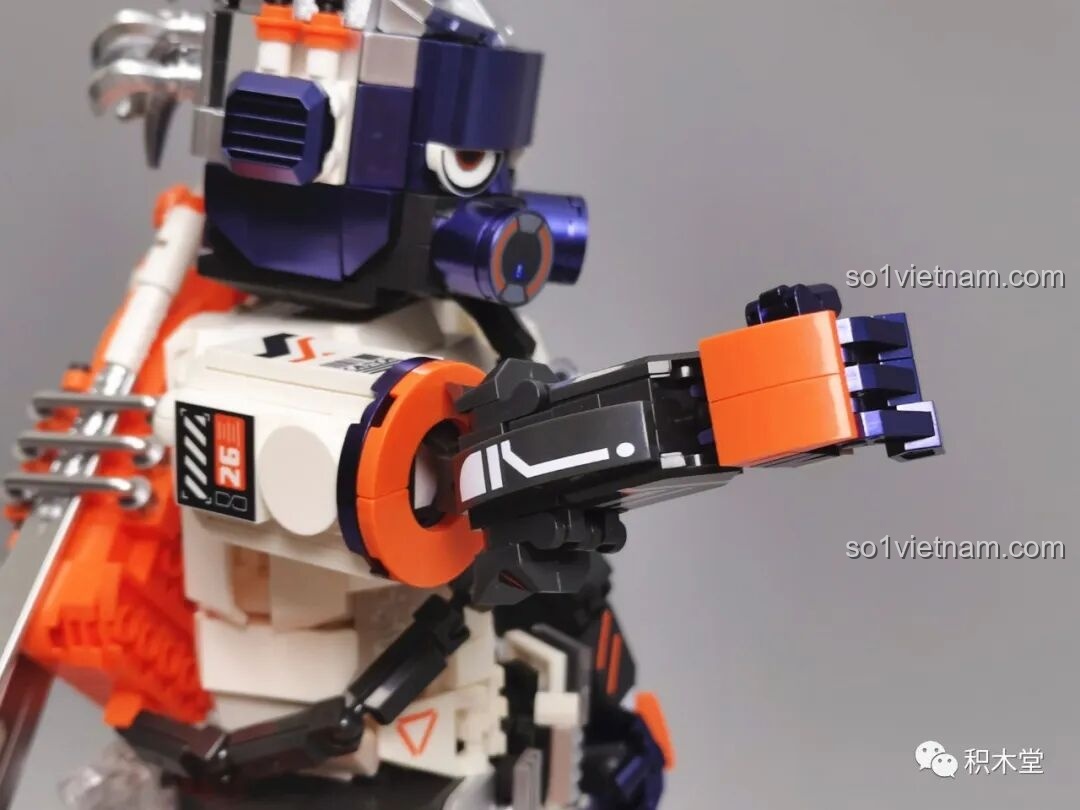 Cận cảnh phần chân của FUNIFY W9006 Chiến Binh Cơ Khí ZENN với khớp cầu linh hoạt, cho phép tạo nhiều tư thế di chuyển và chiến đấu khác nhau.