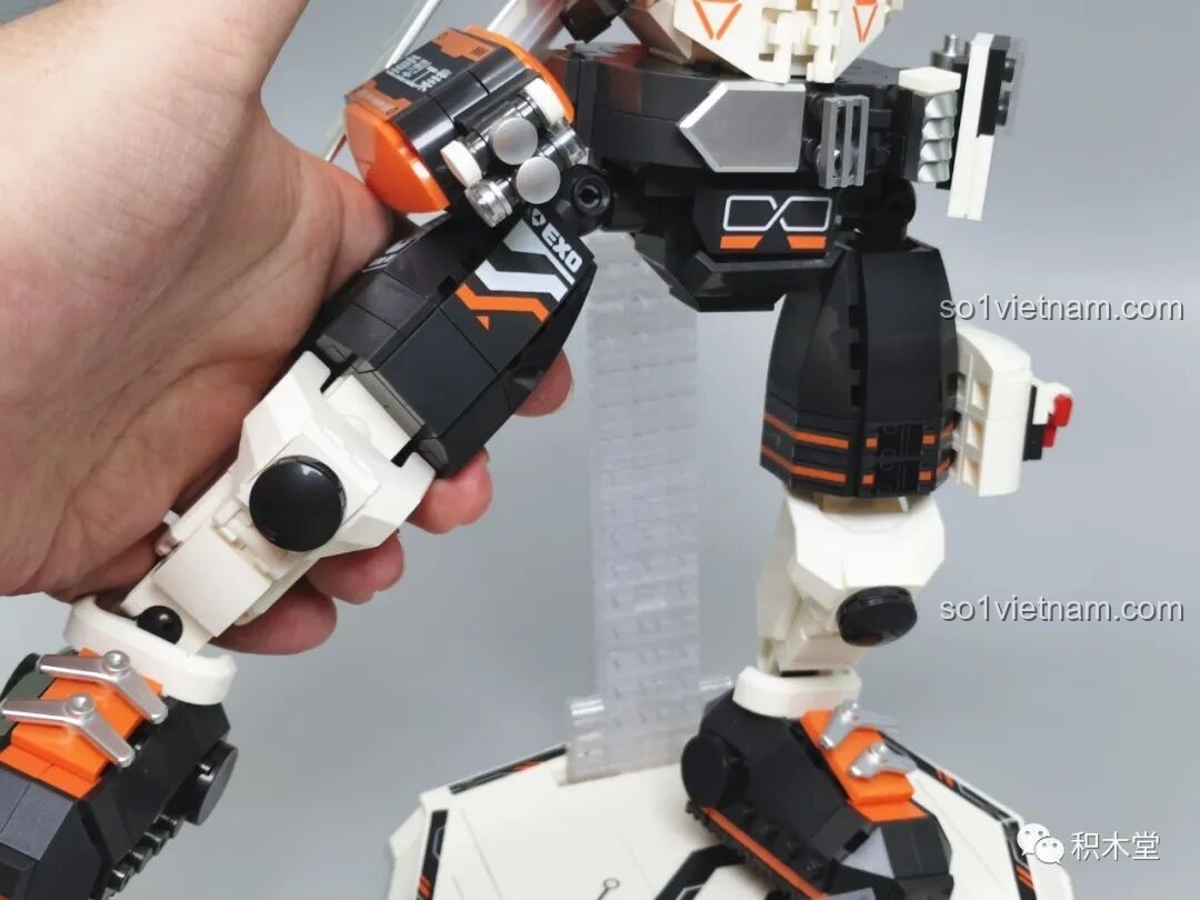 Mô hình FUNIFY W9006 Chiến Binh Cơ Khí ZENN nhìn từ góc nghiêng phải, khoe các chi tiết giáp vai và phụ kiện bên hông, tạo nên vẻ ngoài cân đối và mạnh mẽ.