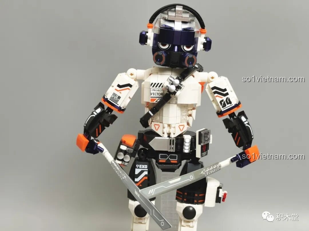 Mô hình FUNIFY W9006 Chiến Binh Cơ Khí ZENN nhìn từ góc nghiêng sau bên trái, khoe ba lô đa năng và các chi tiết giáp lưng, tăng tính chân thực và độ phức tạp.