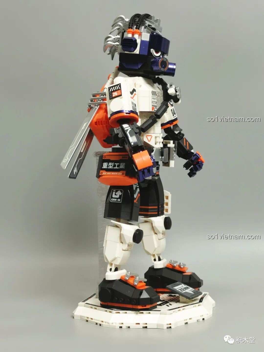 Mô hình FUNIFY W9006 Chiến Binh Cơ Khí ZENN nhìn từ góc nghiêng sau, thể hiện thiết kế ba lô đa năng và kiếm đôi T9a được gắn gọn gàng, sẵn sàng cho hành động.