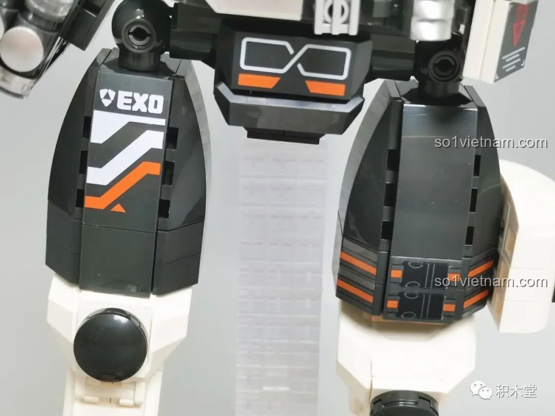 Chiến Binh Cơ Khí ZENN W9006 FUNIFY trong tư thế tay cầm kiếm, thể hiện khả năng cử động linh hoạt và sẵn sàng chiến đấu, thu hút bé trai yêu hành động.