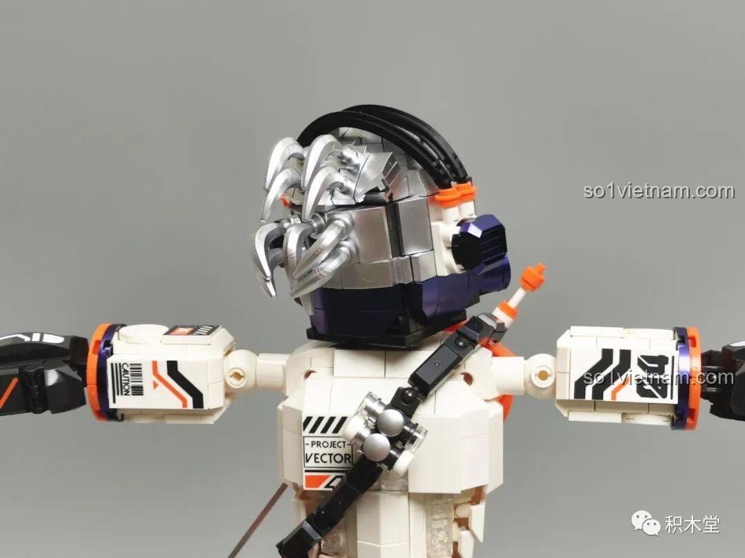 Chiến Binh Cơ Khí ZENN W9006 FUNIFY trong tư thế chiến đấu mạnh mẽ, sẵn sàng đối mặt với mọi thử thách, kích thích trí tưởng tượng của bé trai.