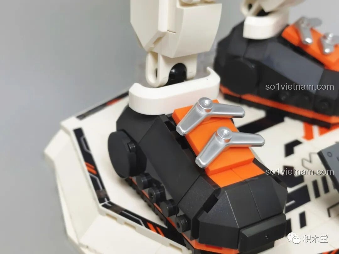 Chiến Binh Cơ Khí ZENN W9006 FUNIFY với đầu xoay ngang, cho thấy khả năng cử động 360 độ của phần đầu, tăng tính biểu cảm và đa dạng tư thế.