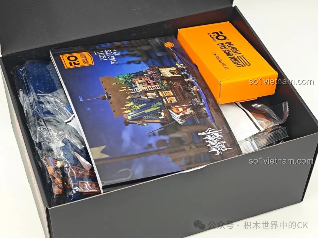 Bên trong hộp Funwhole F9011 Quán Rượu Bến Tàu Thời Trung Cổ với sách hướng dẫn, bộ đèn LED và các túi mảnh ghép.