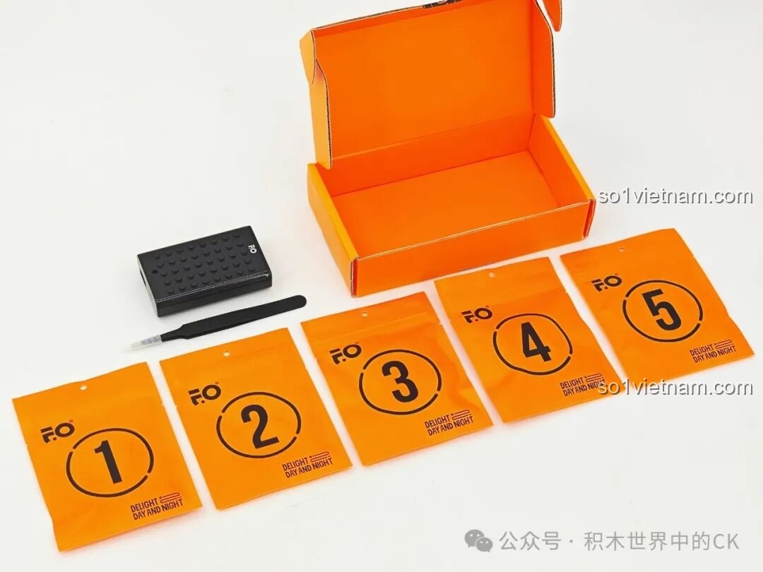 Bộ đèn LED và dụng cụ hỗ trợ lắp đặt được đóng gói riêng trong hộp cam của Funwhole F9011.