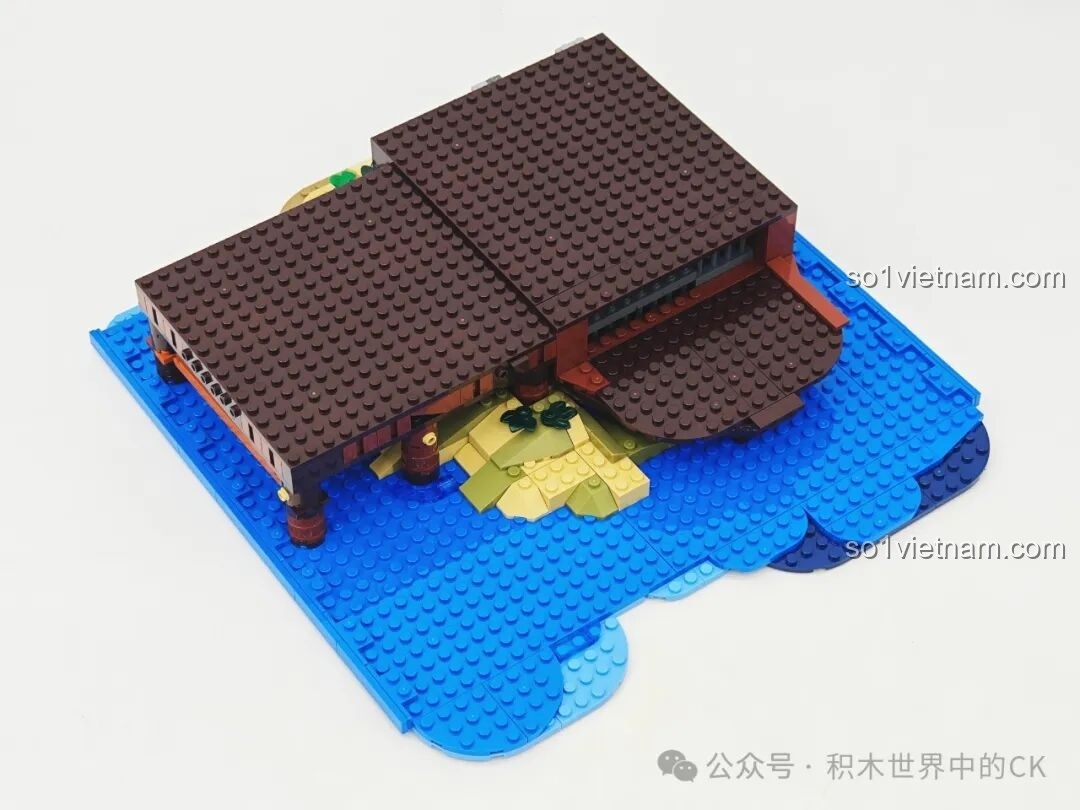 Mô hình Funwhole F9011 Quán Rượu Bến Tàu trong quá trình lắp ráp, phần sàn và cấu trúc chính.