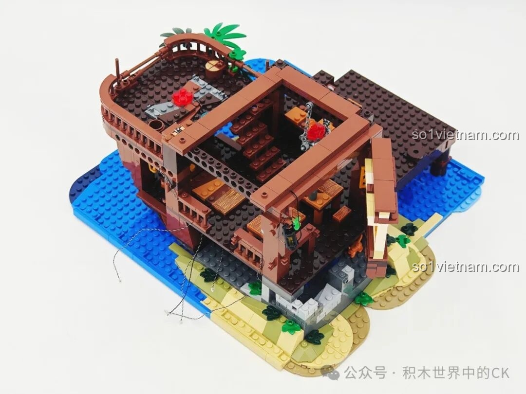 Mô hình Funwhole F9011 Quán Rượu Bến Tàu đang được xây dựng, lộ rõ các tầng và không gian bên trong.