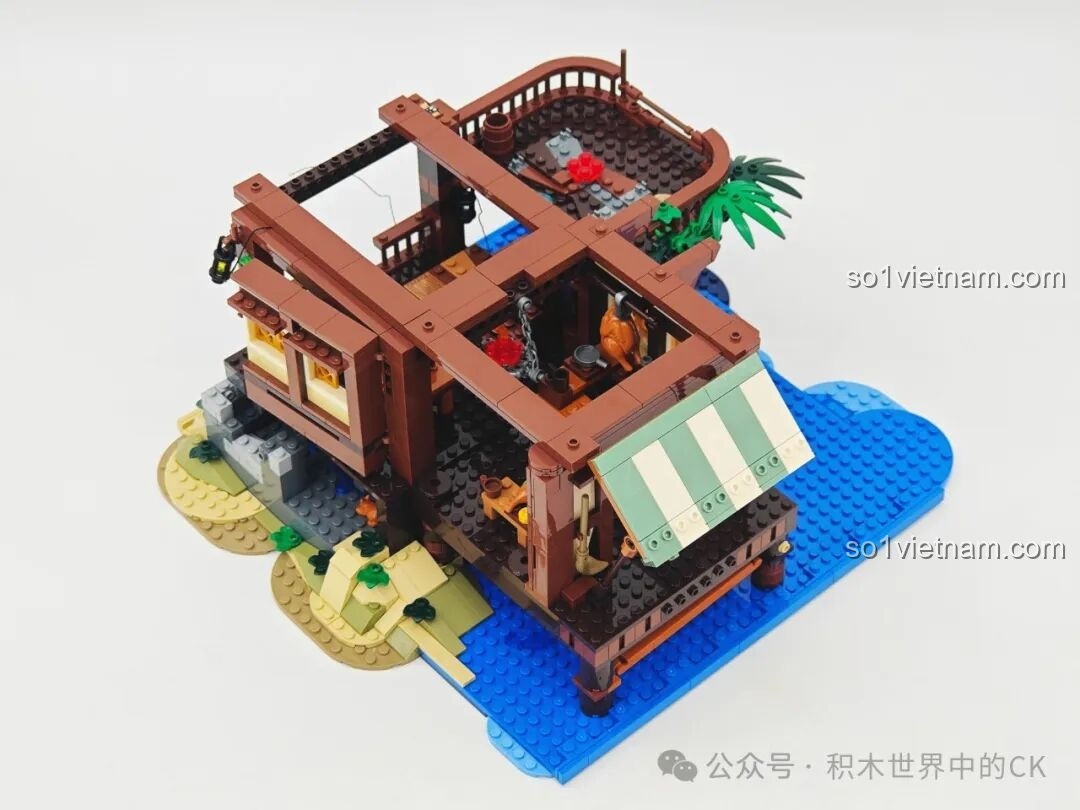 Góc nhìn từ trên cao mô hình Funwhole F9011 Quán Rượu Bến Tàu đang lắp ráp, có mái hiên và cây xanh.