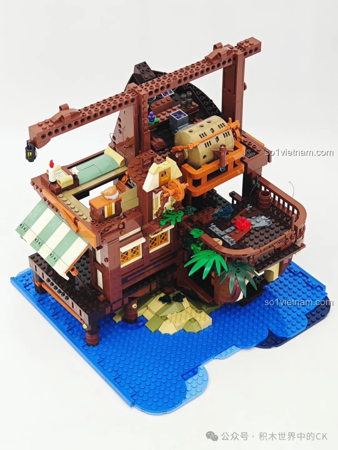 Mô hình Funwhole F9011 Quán Rượu Bến Tàu gần hoàn thiện, mái nhà và các chi tiết trang trí.