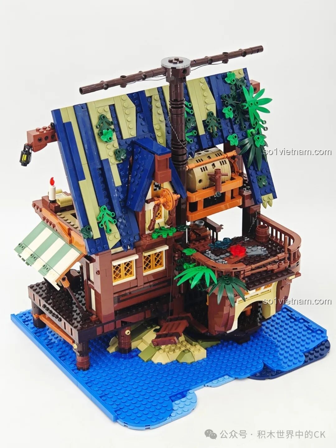 Góc nhìn bên trong mô hình Funwhole F9011 Quán Rượu Bến Tàu đang lắp ráp, lộ rõ cấu trúc mái.