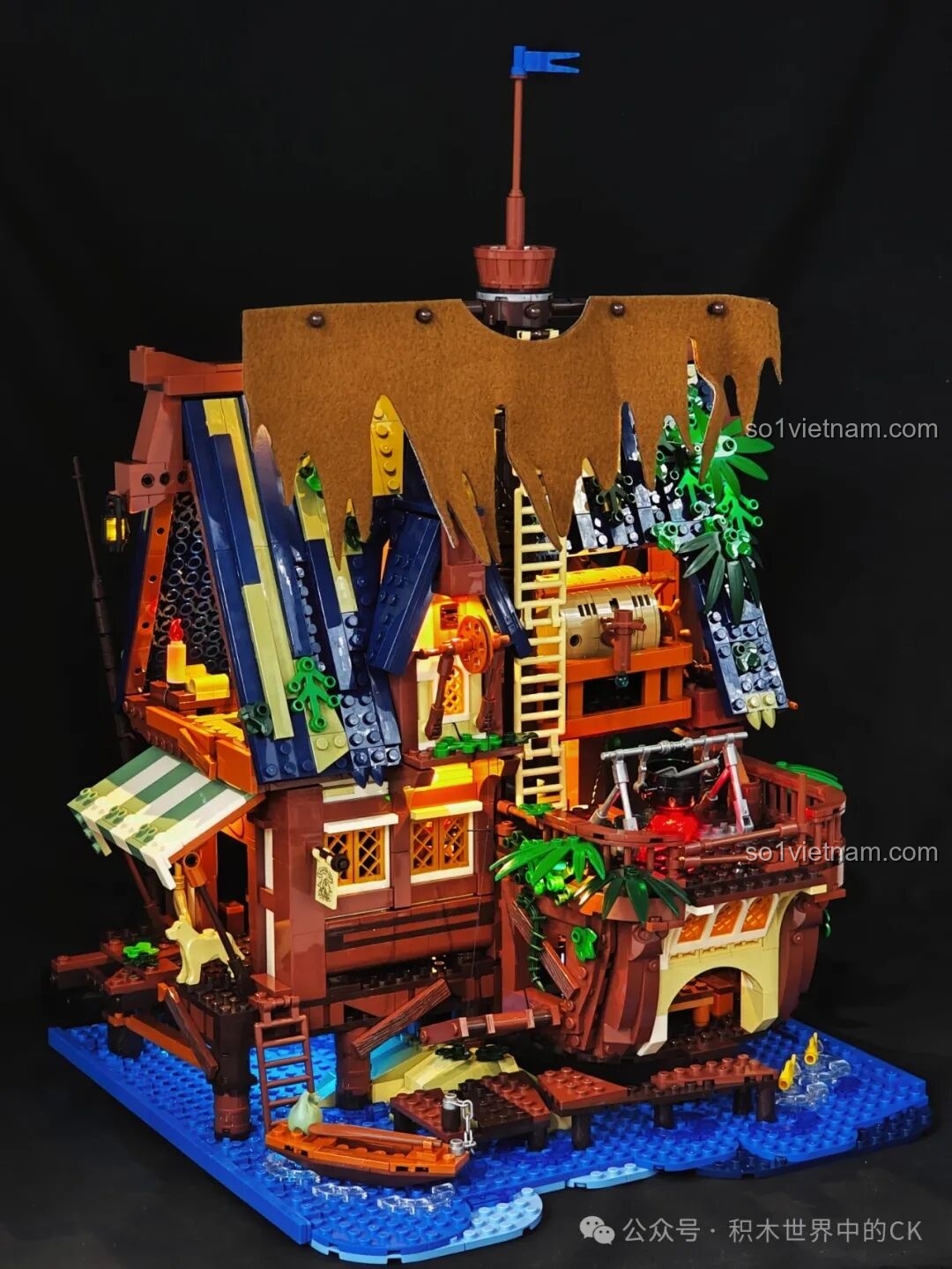 Mô hình Funwhole F9011 Quán Rượu Bến Tàu Thời Trung Cổ với đèn LED sáng rực rỡ vào ban đêm.