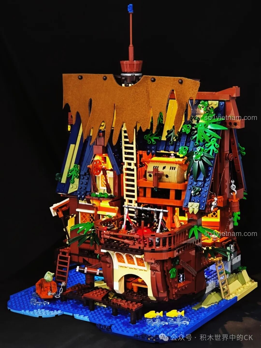 Mô hình Funwhole F9011 Quán Rượu Bến Tàu từ góc nghiêng, đèn LED làm nổi bật các chi tiết kiến trúc.