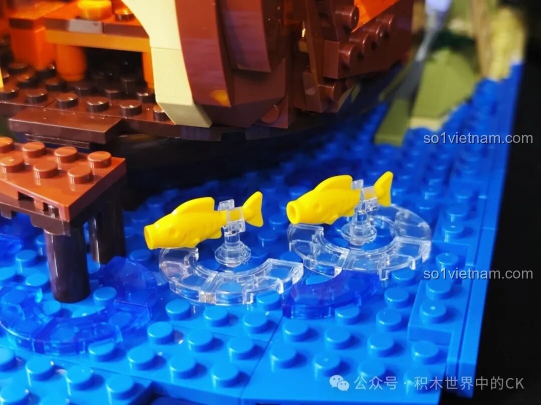 Chi tiết thuyền nhỏ và cầu thang gỗ trên bến tàu của Funwhole F9011 Quán Rượu Bến Tàu.