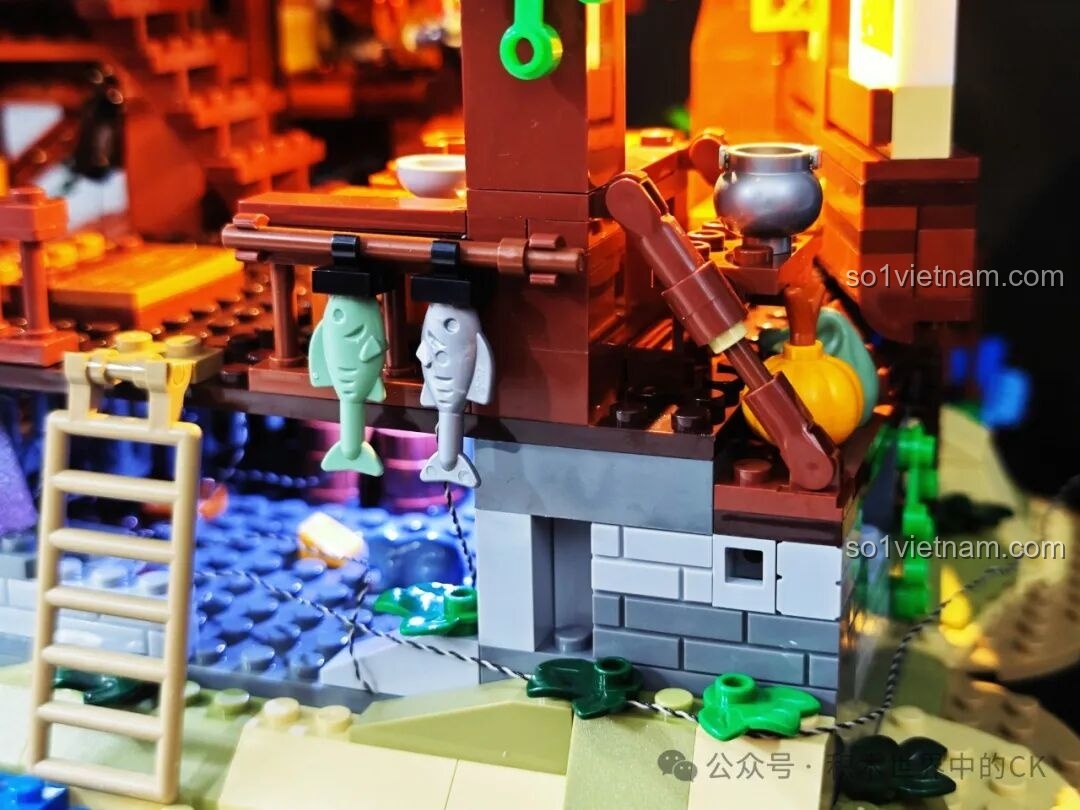 Hai chú cá vàng bơi lội dưới mặt nước xanh biếc của mô hình Funwhole F9011 Quán Rượu Bến Tàu.