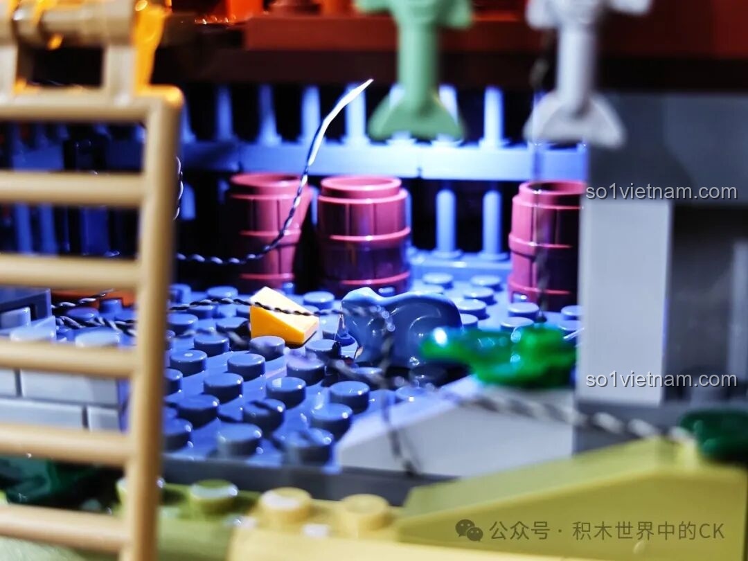 Chi tiết các vật dụng như cá khô, nồi nấu ăn và bí ngô treo bên ngoài quán rượu Funwhole F9011.