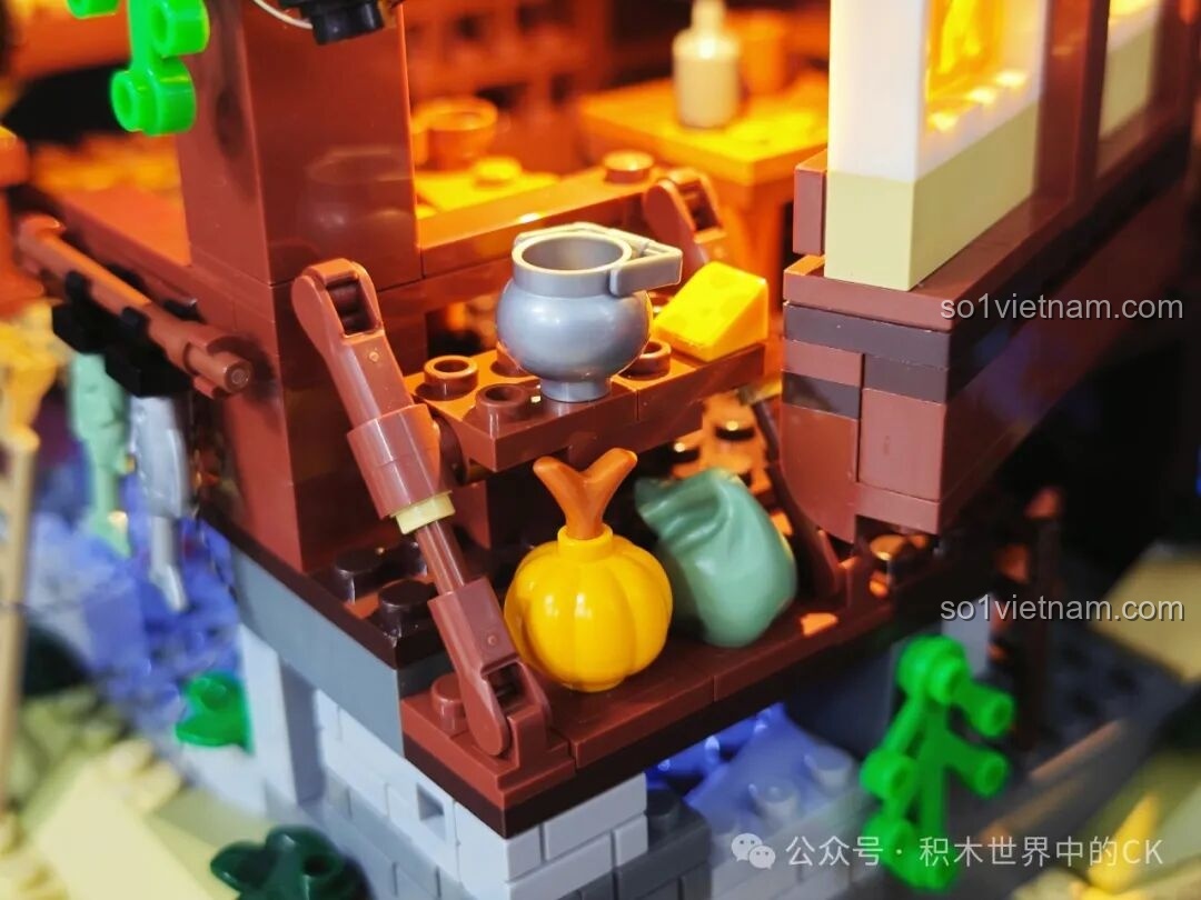 Chi tiết các vật dụng và đèn lồng treo bên ngoài quán rượu Funwhole F9011, có đèn LED.