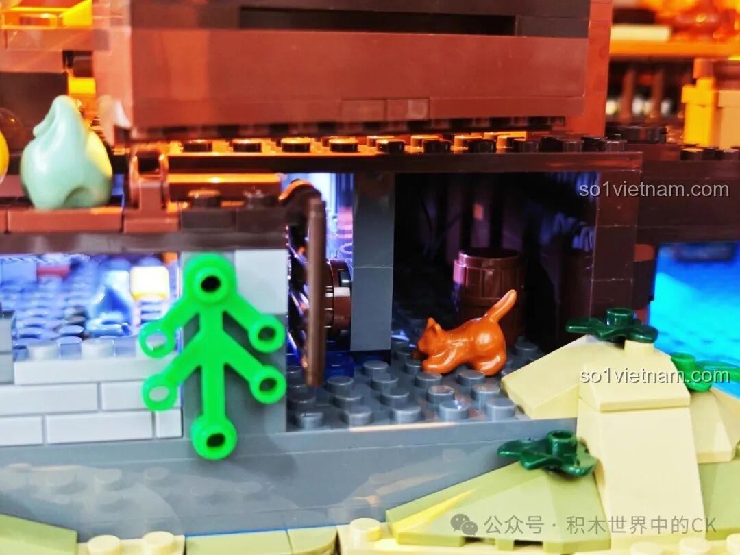 Cận cảnh các vật dụng như nồi, bí ngô và túi vải bên ngoài quán rượu Funwhole F9011.