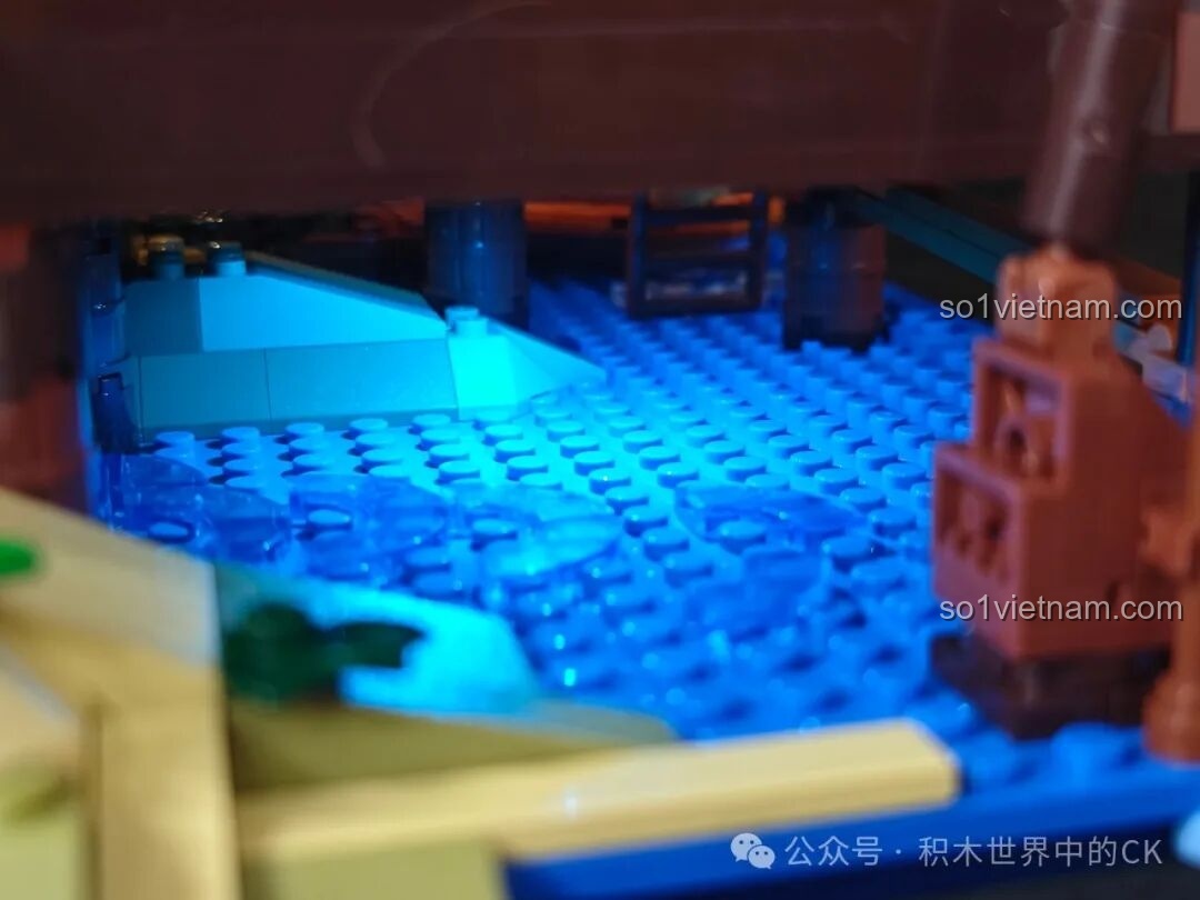 Chi tiết chú mèo con và thùng rượu dưới gầm quán rượu Funwhole F9011, có đèn LED.