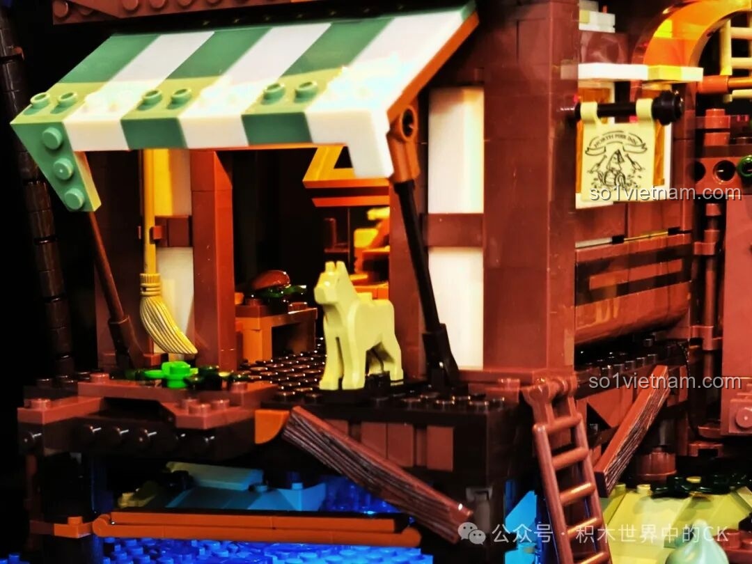 Hiệu ứng đèn LED màu xanh dưới mặt nước của mô hình Funwhole F9011 Quán Rượu Bến Tàu.