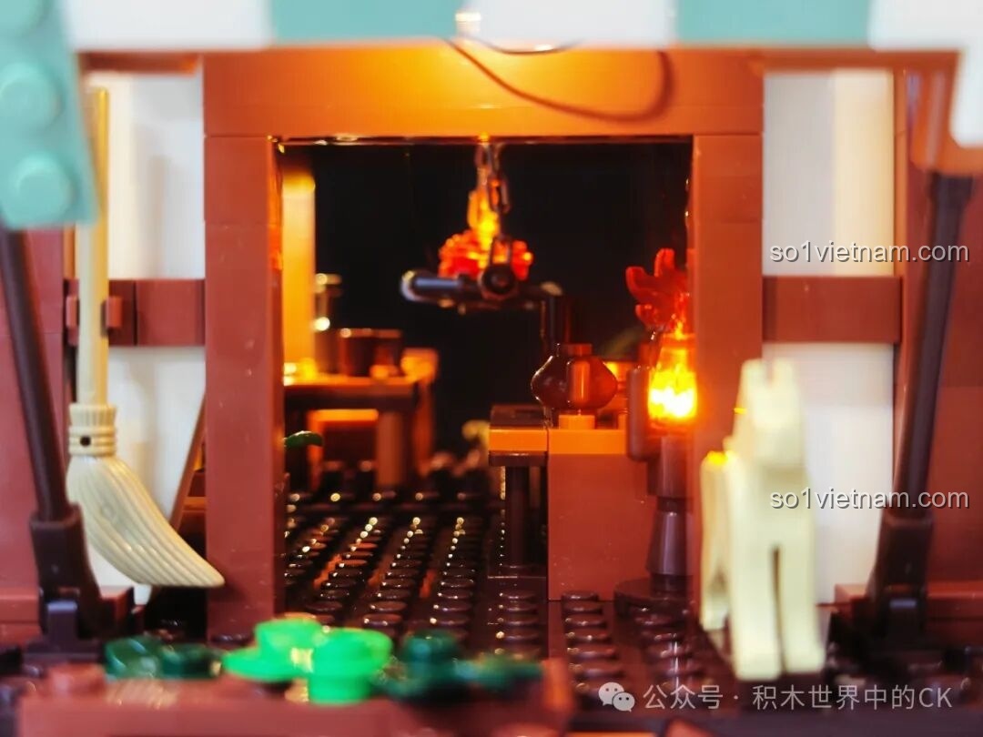 Chi tiết mái hiên sọc xanh trắng và chú chó nhỏ bên ngoài quán rượu Funwhole F9011.