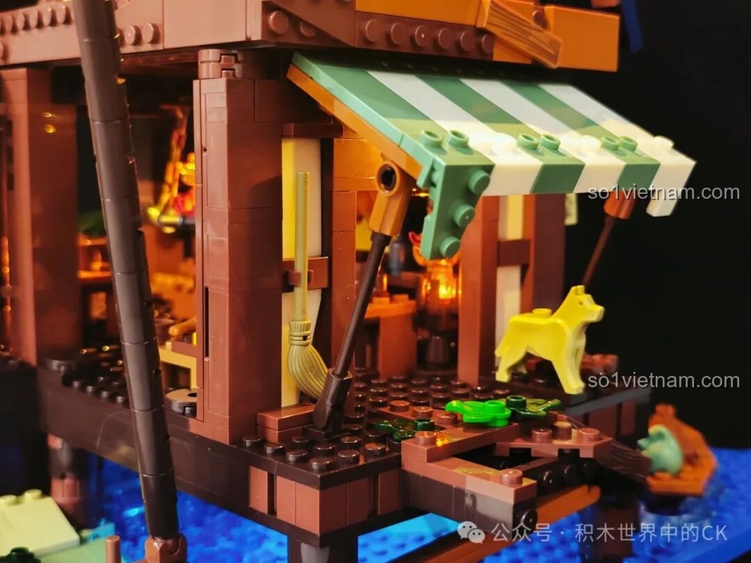 Góc nhìn bên trong quán rượu Funwhole F9011 với đèn LED, lộ rõ không gian ấm cúng.