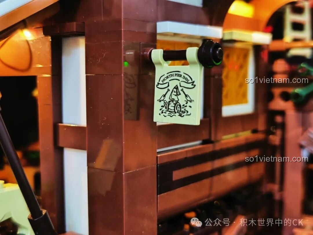 Chi tiết mái hiên và chú chó nhỏ bên ngoài quán rượu Funwhole F9011 từ góc nghiêng.