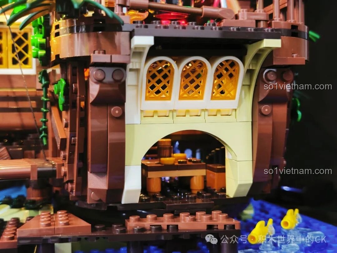 Chi tiết cây xanh và dây leo trang trí bên ngoài quán rượu Funwhole F9011, có đèn LED.