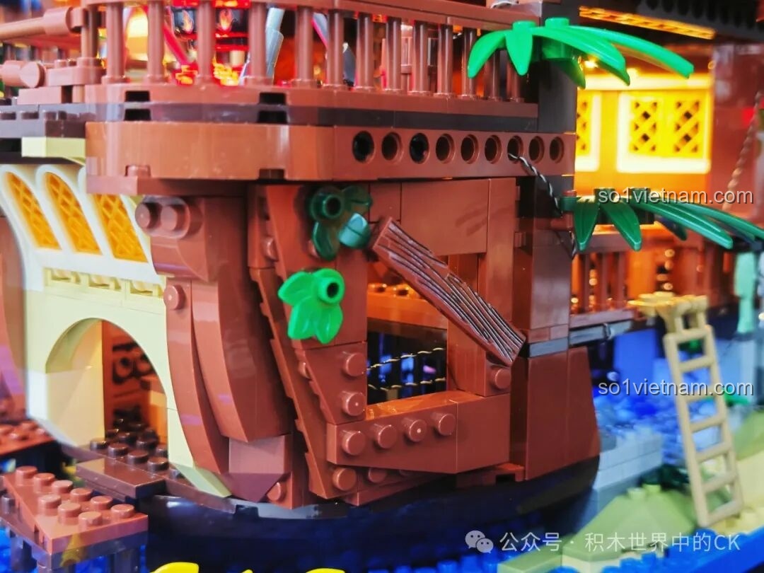 Cận cảnh các ô cửa sổ vòm và lối vào dưới gầm quán rượu Funwhole F9011, có đèn LED.