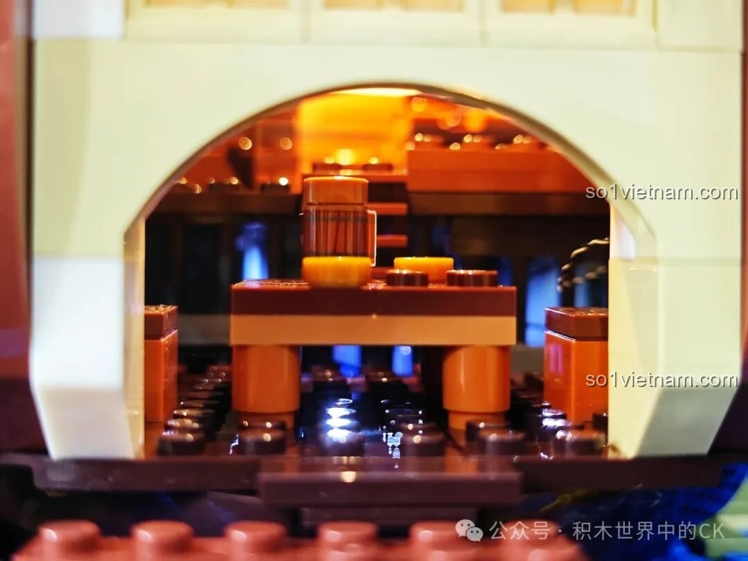 Góc nhìn cận cảnh phần thân quán rượu Funwhole F9011 với các chi tiết gỗ và cửa sổ.