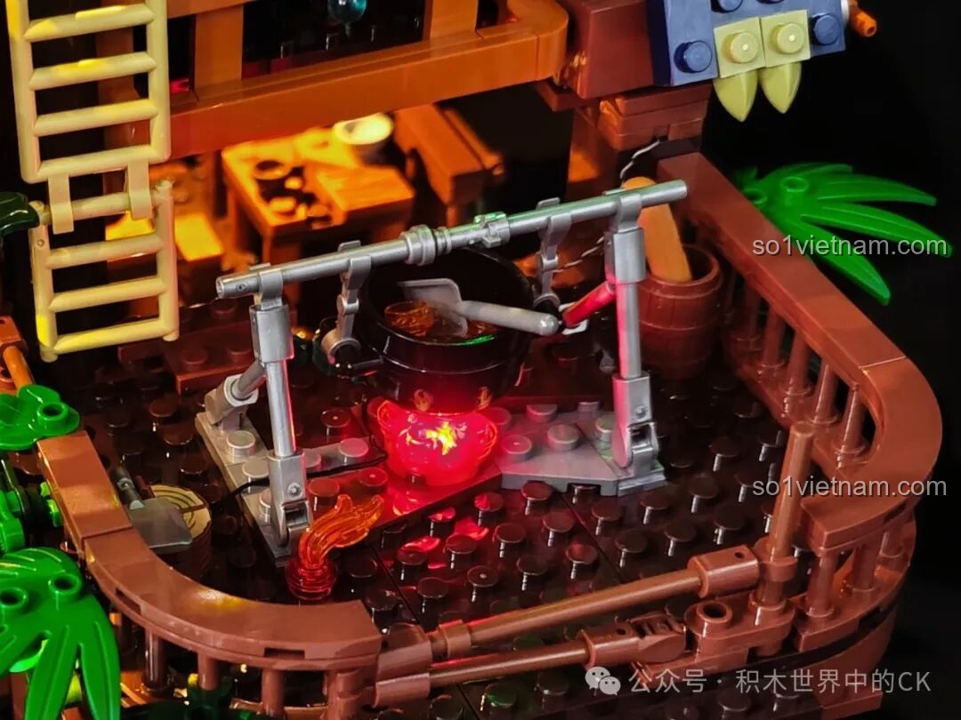 Chi tiết nồi súp đang sôi và các vật dụng nấu ăn trên ban công quán rượu Funwhole F9011.